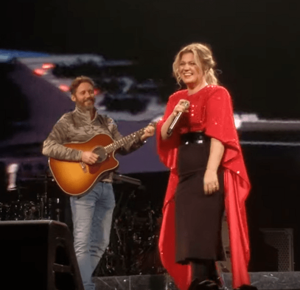 Kelly Clarkson S Husband Surprises Her On Tour Inspiremore