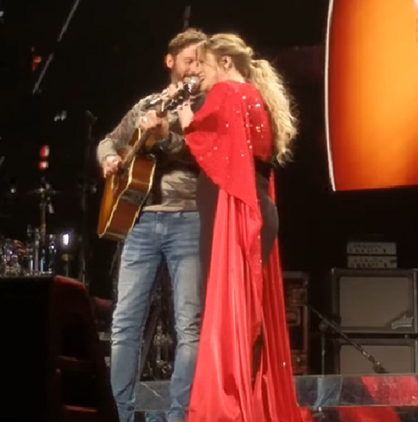 Kelly Clarkson S Husband Surprises Her On Tour Inspiremore