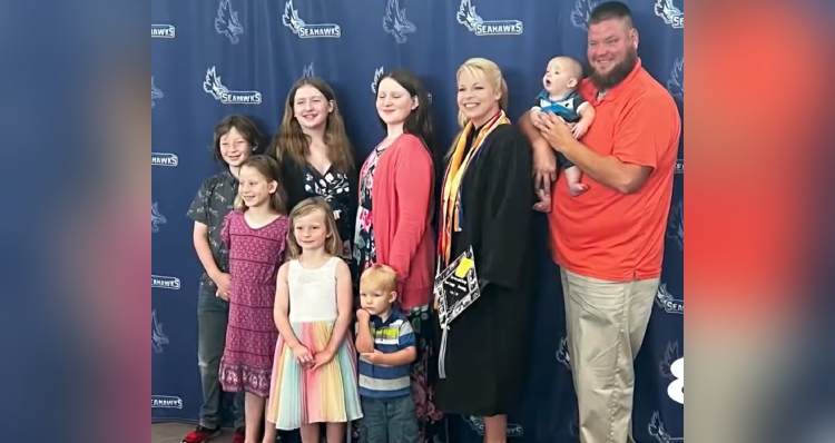 Mom of 7 Graduates College as Class Valedictorian with Perfect GPA