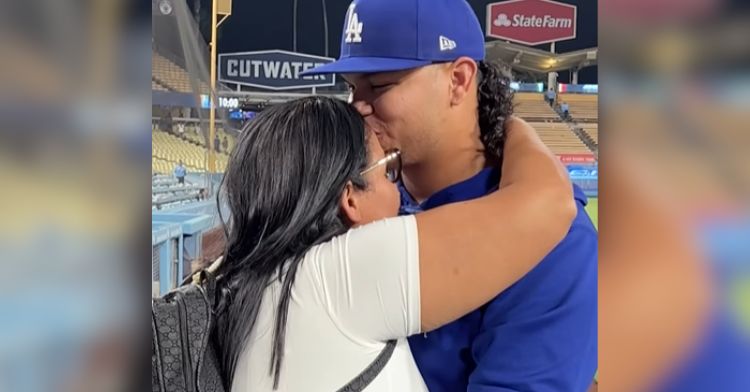 Dodgers reliever Brusdar Graterol reunites with mom, extends