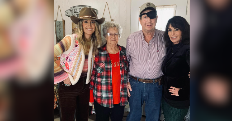 Horses, Dogs, & Family: Lainey Wilson's Cup Is Filled to the Brim As She  Overflows With Joy in Thankful Christmas Post - American Songwriter