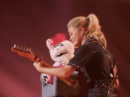 darci lynne and petunia onstage 