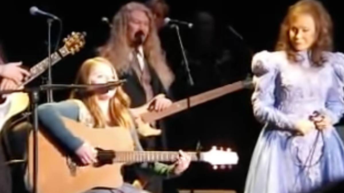 Throwback 11 Year Old Emmy Russell Makes Grandma Loretta Lynn Proud   Emmy Russell And Loretta Lynn 