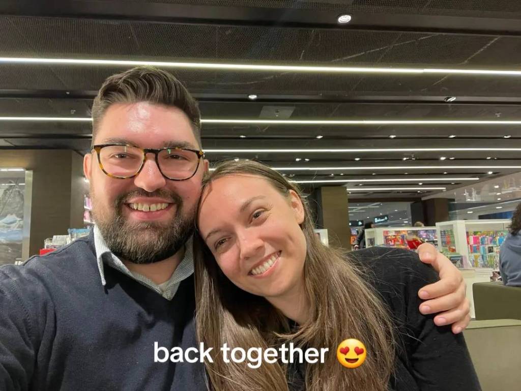 Niklas and Adri smile together. He has an arm around her and she's resting her head on his shoulder. Text on the image reads: back together