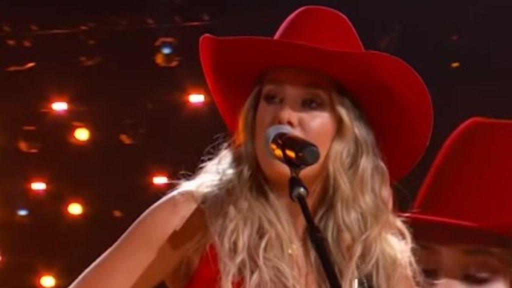Image shows country music star Lainey Wilson singing at the ACM Awards.