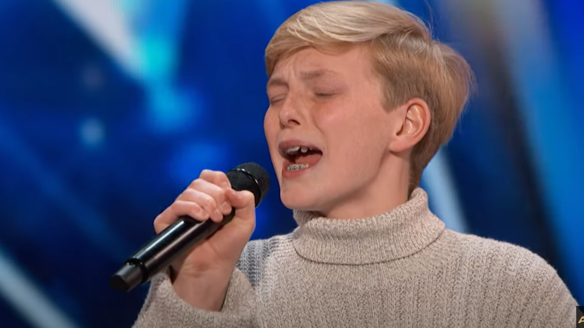 “AGT”: 14-year-old singer receives Howie Mandel’s Golden Buzzer