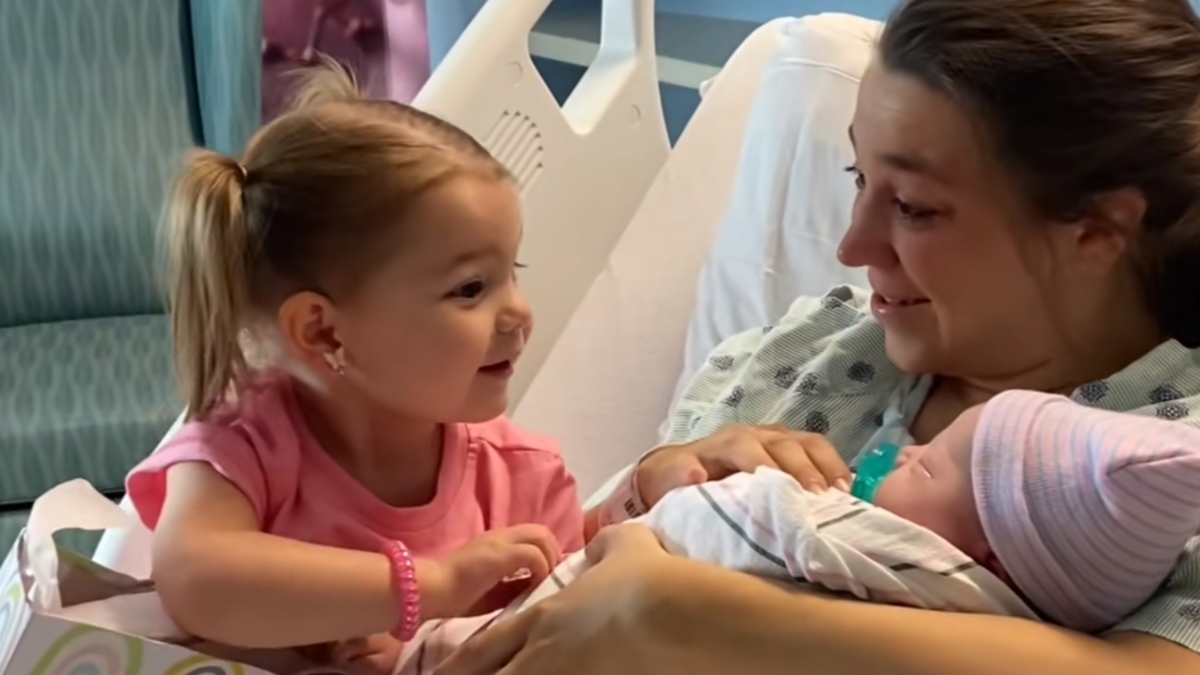 Little girl reacts most touchingly when she meets her new sister