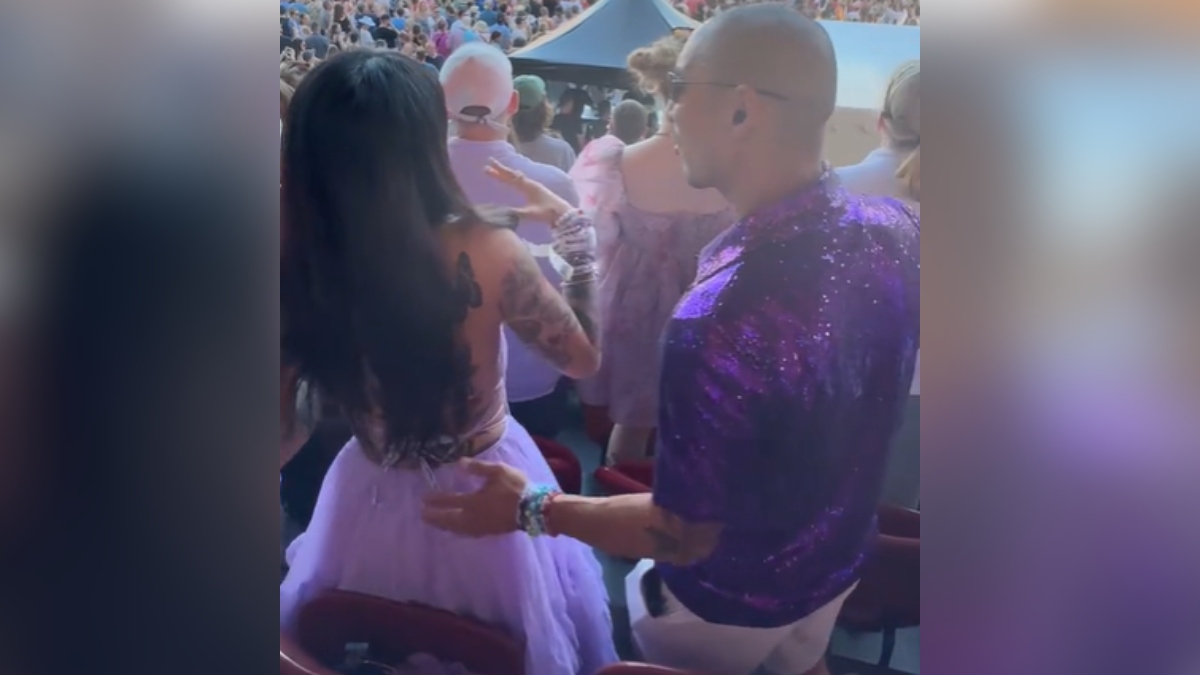 Boyfriend convinces stranger at concert to propose marriage in the form of a “love story” – InspireMore