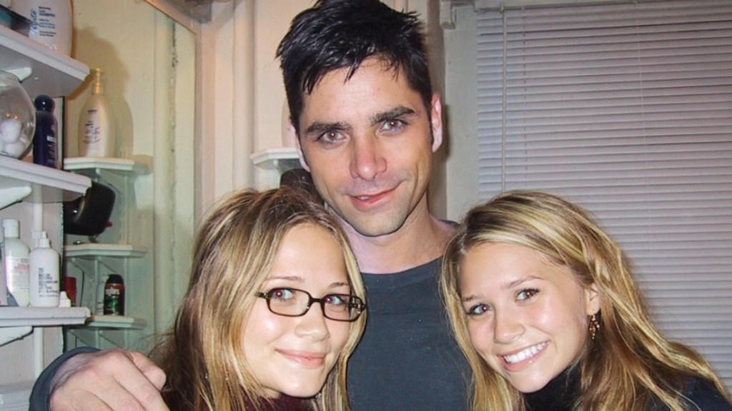 John Stamos Posing With Mary Kate and Ashley Olsen Twins 