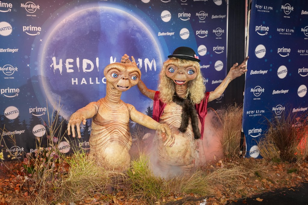 Tom Kaulitz and Heidi Klum pose for Klum's 2024 Halloween party. They're both dressed as two versions of E.T.

Klum is dressed as E.T. in his blonde-wig look. If you look closely at their costumes' neck area, you can see Kaulitz and Klum's faces.